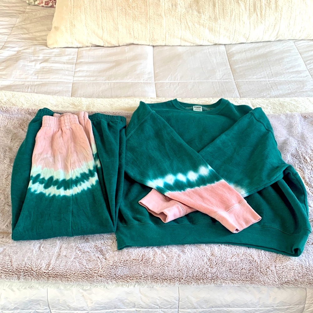 Victoria secret PINK SWEATSUIT SIZE MEDIUM. Green pink and white brand new